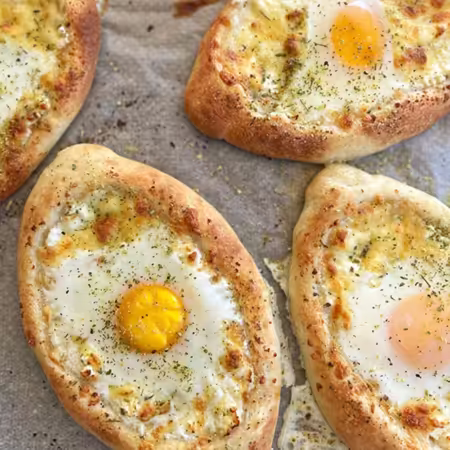 Hatšapuri – Gruusia juustuleib munaga - Nahrin Hatšapuri - Gruusi juustuleib munaga